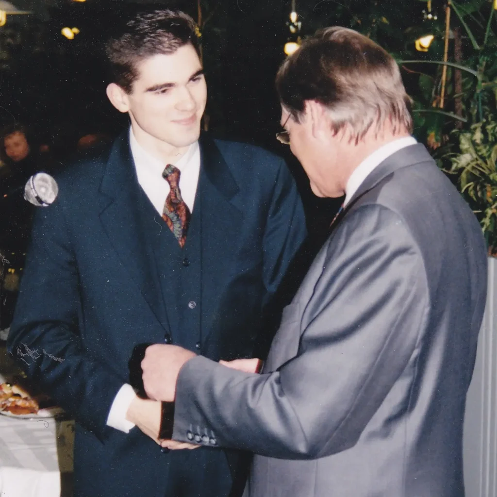 Auszeichnung des Ausbildungs-Jahrgangsbesten 1996 durch den CEO der Hamburger Sparkasse, Dr. Karl-Joachim Dreyer an Nils-C. Huber